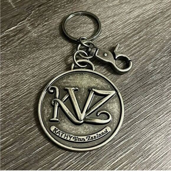 EUC Kathy Van Zeeland Metal Hangtag Keychain Bag Clip 2.5" Wide - Picture 4 of 6